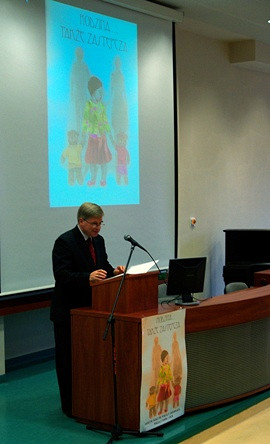 Konferencja na 30-lecie Ośrodka Adopcyjno - Opiekuńczego w Krośnie - zdjęcie w treści  nr 1