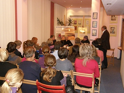 O „zbrodniach” w bibliotece czyli promocja „Orchidei” w Krośnieńskiej Bibliotece - zdjęcie w treści 
