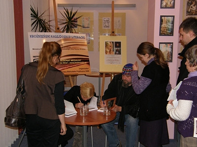 O „zbrodniach” w bibliotece czyli promocja „Orchidei” w Krośnieńskiej Bibliotece - zdjęcie w treści  nr 1
