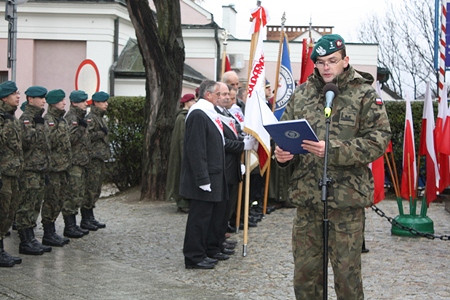 Śladami miejsc pamięci o poległych czyli jak Krosno uczciło Narodowe Święto Niepodległości - zdjęcie w treści  nr 1