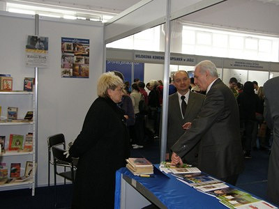 Biblioteka na krośnieńskich targach „Edukacja - Wiedza - Praca 2009” - zdjęcie w treści 