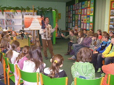 Od pomysłu do spektaklu - warsztaty teatralne w Krośnieńskiej Bibliotece - zdjęcie w treści