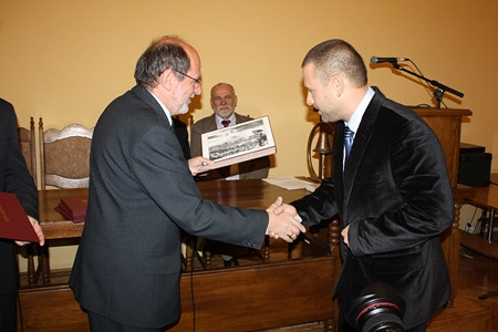 Rada i Prezydent z zaświadczeniami - zdjęcie w treści  nr 12