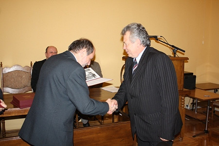 Rada i Prezydent z zaświadczeniami - zdjęcie w treści  nr 7