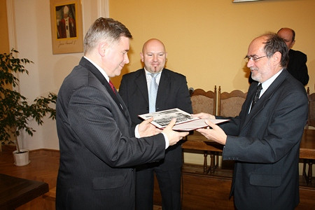 Rada i Prezydent z zaświadczeniami - zdjęcie w treści 