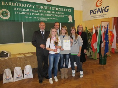 Puchar Prezydenta Krosna dla nauczycieli z „Naftówki” czyli XI edycja Barbórkowych Zawodów Strzeleckich - zdjęcie w treści  nr 4