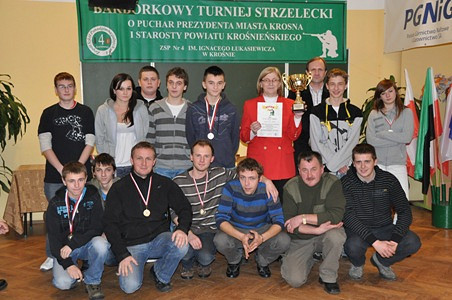 Puchar Prezydenta Krosna dla nauczycieli z „Naftówki” czyli XI edycja Barbórkowych Zawodów Strzeleckich - zdjęcie w treści  nr 5