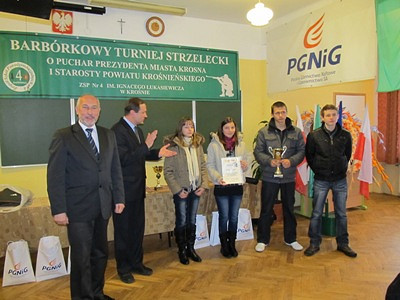 Puchar Prezydenta Krosna dla nauczycieli z „Naftówki” czyli XI edycja Barbórkowych Zawodów Strzeleckich - zdjęcie w treści  nr 3