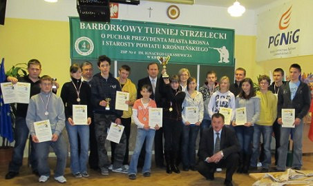 Puchar Prezydenta Krosna dla nauczycieli z „Naftówki” czyli XI edycja Barbórkowych Zawodów Strzeleckich - zdjęcie w treści  nr 2