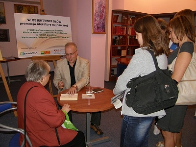 Chcę dostarczać godziwej rozrywki… Marek Krajewski w Krośnieńskiej Bibliotece - zdjęcie w treści  nr 1
