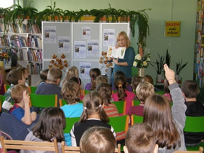 Skąd się biorą książki… Beata Ostrowicka w Krośnieńskiej Bibliotece - zdjęcie w treści  nr 1