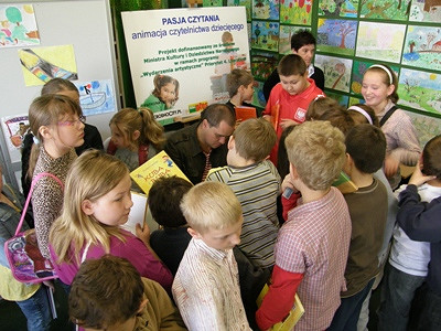 „Czytanie jest jak podlewanie roślin…” literacko-plastyczne spotkania w Krośnieńskiej Bibliotece - zdjęcie w treści  nr 1