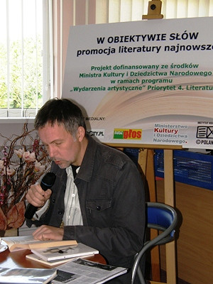 „Facet, który kupił świat…”  Tomasz Różycki w Krośnieńskiej Bibliotece Publicznej - zdjęcie w treści 