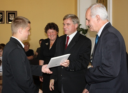 Prezydent wręczył stypendia - zdjęcie w treści 