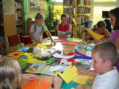 Polubić książkę - wakacyjne zajęcia dla najmłodszych w Krośnieńskiej Bibliotece - zdjęcie w treści  nr 1