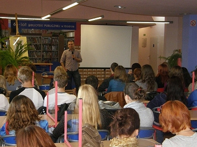 Literatura i film są moim boiskiem… Zbigniew Masternak w Krośnieńskiej Bibliotece - zdjęcie w treści  nr 1
