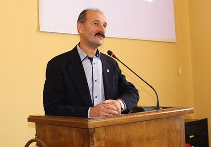Samorządowcy gratulowali wybitnemu nauczycielowi - zdjęcie w treści  nr 1