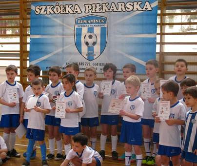 Przedszkolaki z Beniaminka na wyjazdowym meczu w Sanoku - zdjęcie w treści 