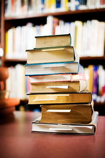 Książki na Rynku w Krośnie - PRZENIESIONE DO BIBLIOTEKI - zdjęcie w treści 