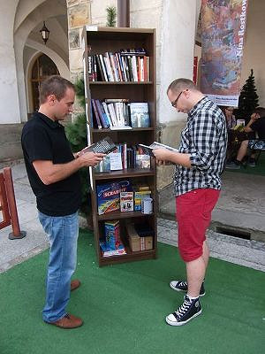 Zapraszamy do Letniej Czytelni - zdjęcie w treści 
