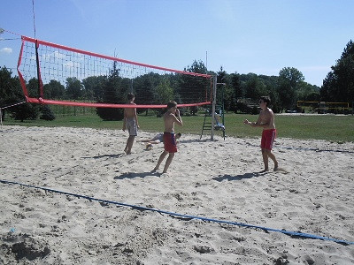 TURNIEJ PLAŻOWEJ PIŁKI SIATKOWEJ DO LAT 16 - zdjęcie w treści 