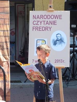 „Wolnoć Tomku w swoim domku…”  Narodowe Czytanie dzieł Fredry w Krośnieńskiej Bibliotece - zdjęcie w treści  nr 7