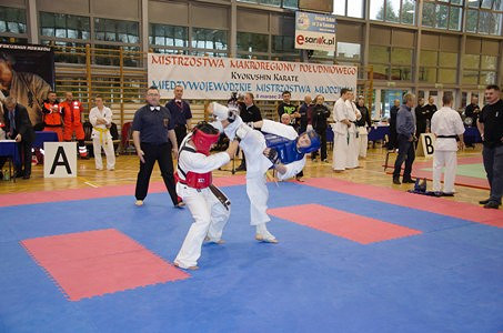 Krośnieński Klub Kyokushin Karate na podwójnych mistrzostwach w Sanoku - zdjęcie w treści  nr 2