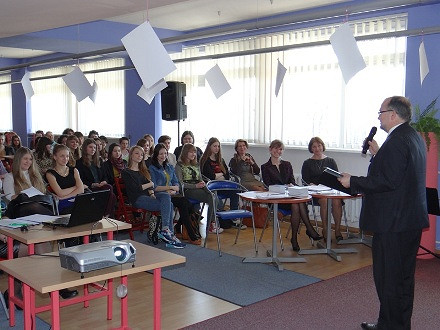 Poetycki maraton… Turniej Jednego Wiersza w Krośnieńskiej Bibliotece Publicznej - zdjęcie w treści  nr 1