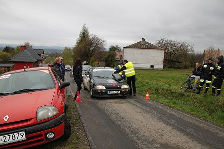 Prędkość, benzyna i lądowanie w rowie - zdjęcie w treści 