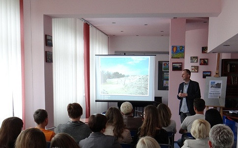 Czytanie łączy… Noc w Krośnieńskiej Bibliotece Publicznej - zdjęcie w treści 