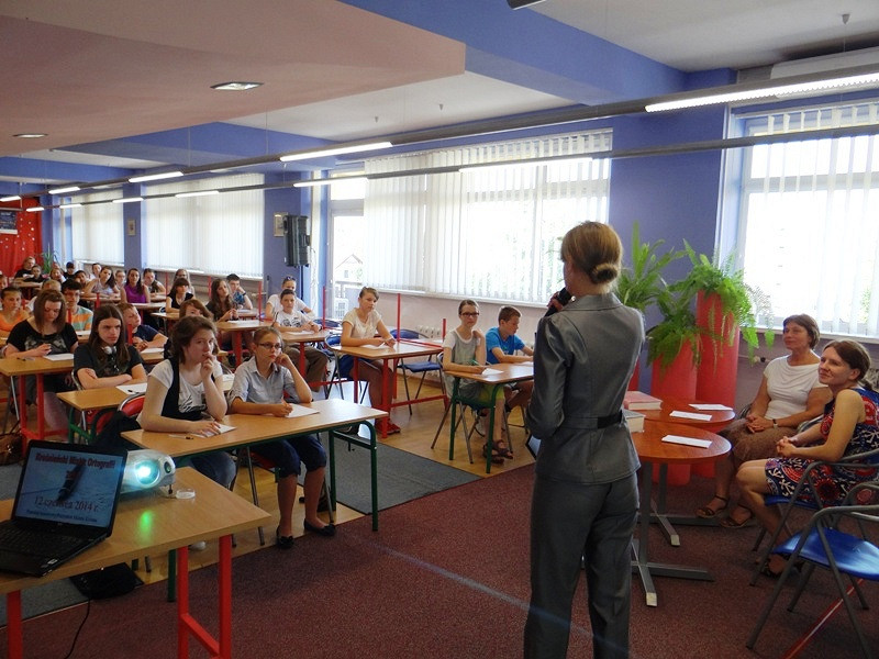 Konkursowe zmagania z ortografią w Krośnieńskiej Bibliotece Publicznej - zdjęcie w treści  nr 1