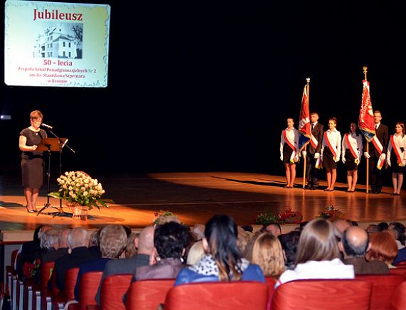 Dyrektor Ewa Starowiejska podczas jubileuszu szkoły