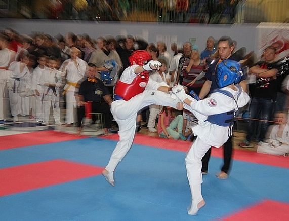 Zawodnicy Krośnieńskiego Klubu Kyokushin Karate na turnieju w Józefowie