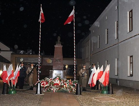 Główne uroczystości z okazji Święta Niepodległości na starówce pod pomnikiem Marszałka Józefa Piłsudskiego