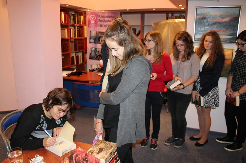 Lubię być straszona… Anna Kańtoch w Krośnieńskiej Bibliotece Publicznej - zdjęcie w treści  nr 2