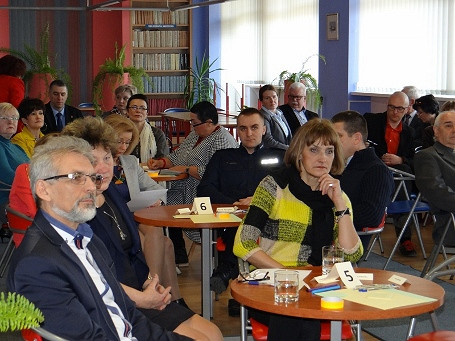 „Jak rozwinąć nasze skrzydła?” –  debata o kompetencjach Polaków w Krośnieńskiej Bibliotece Publicznej - zdjęcie w treści  nr 1