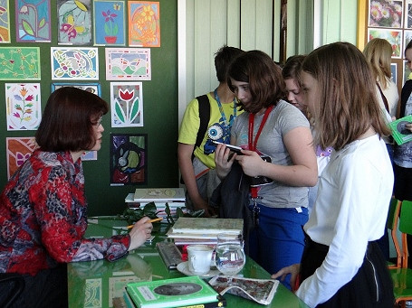 „Żeby pisać o postaci, muszę ją dotknąć…” spotkanie z Anną Czerwińską-Rydel w Krośnieńskiej Bibliotece - zdjęcie w treści  nr 1