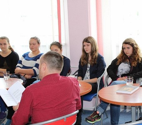 W krośnieńskiej bibliotece odbyły się warsztaty dla młodych adeptów poezji - zdjęcie w treści 