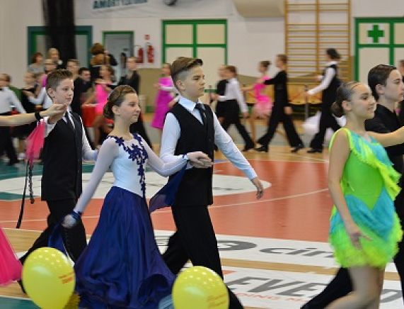 Turniej Tańca o Puchar Prezydenta zdjęcia par tańczących