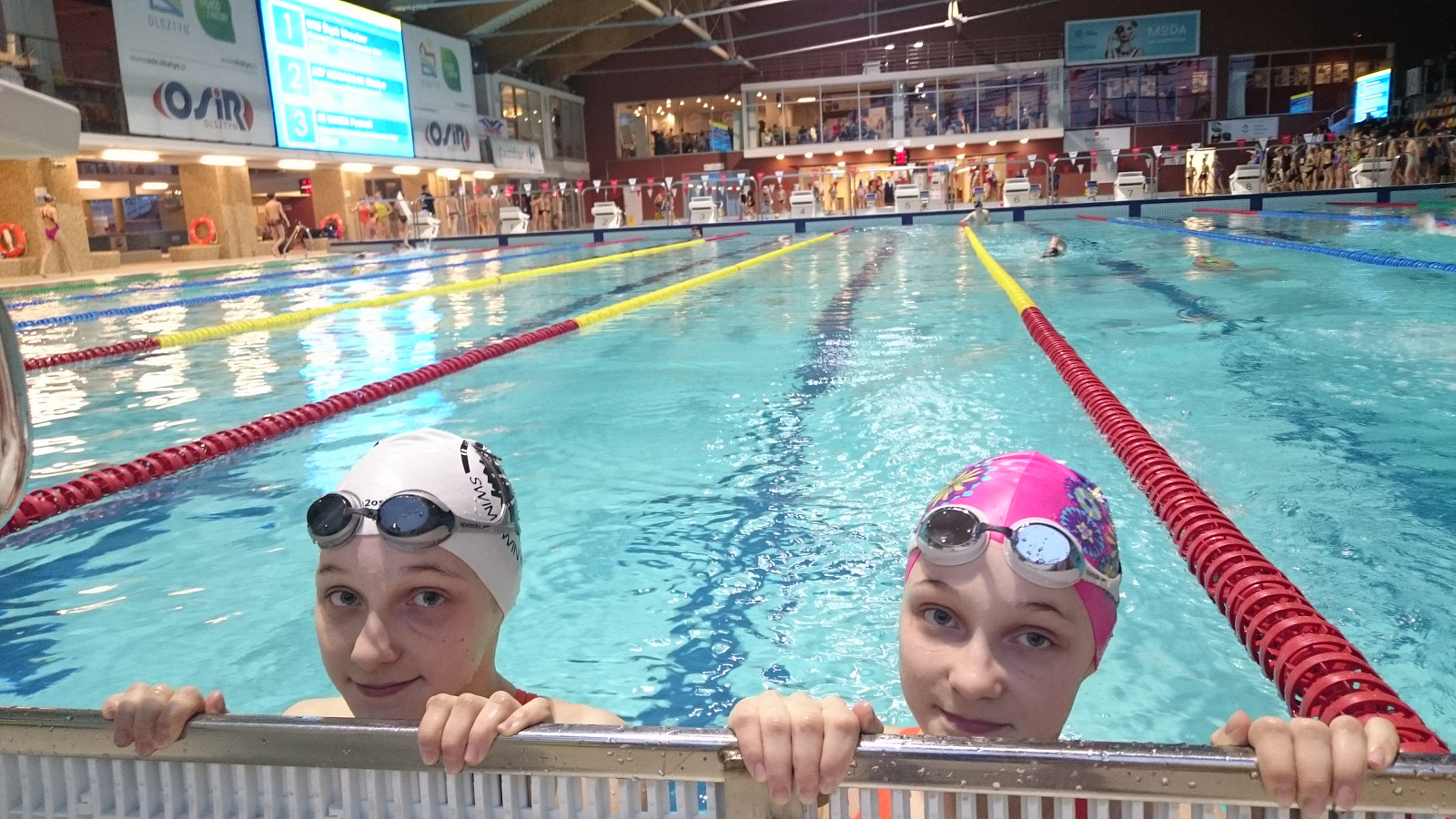 Sukcesy pływaczek Swim2win Krosno na Mistrzostwach Polski juniorów młodszych - zdjęcie w treści 