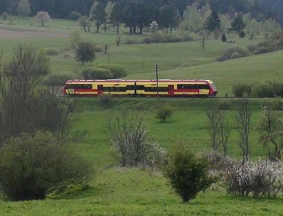 Linia kolejowa nr 107 jest jednym z najbardziej malowniczo położonych szlaków kolejowych w Polsce  (fot. Jerzy Zuba)