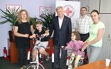 Wręczenie rowerków rehabilitacyjnych dla dzieci PCK