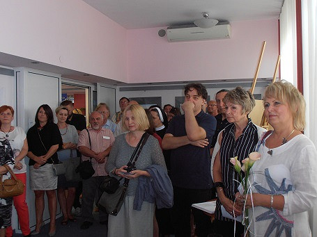 Wystawa rysunku „Linia i popiół” Marleny Makiel-Hędrzak w krośnieńskiej bibliotece - zdjęcie w treści  nr 1