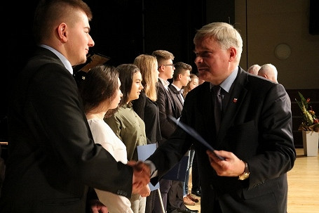 Stypendia dla najlepszych uczniów - zdjęcie w treści 