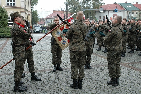 UROCZYSTA PRZYSIĘGA ŻOŁNIERZY NA KROŚNIEŃSKIM RYNKU - zdjęcie w treści 