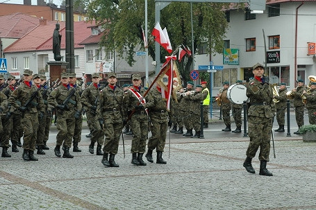 UROCZYSTA PRZYSIĘGA ŻOŁNIERZY NA KROŚNIEŃSKIM RYNKU - zdjęcie w treści  nr 1