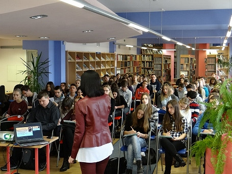 Windą po książki… o czytelnictwie w Krośnieńskiej Bibliotece Publicznej w 2016 roku - zdjęcie w treści  nr 1