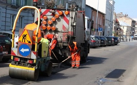 Trwają prace remontowe na krośnieńskich drogach - zdjęcie w treści 