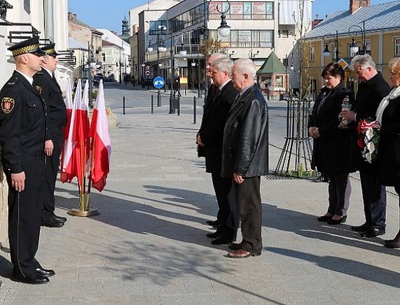 Złożenie kwiatów pod tablicą Ryszarda Kaczorowskiego w Krośnie