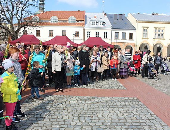 Niedziela Palmowa na krosnieńskim rynku. Zdjęcie ukazujace uczestników